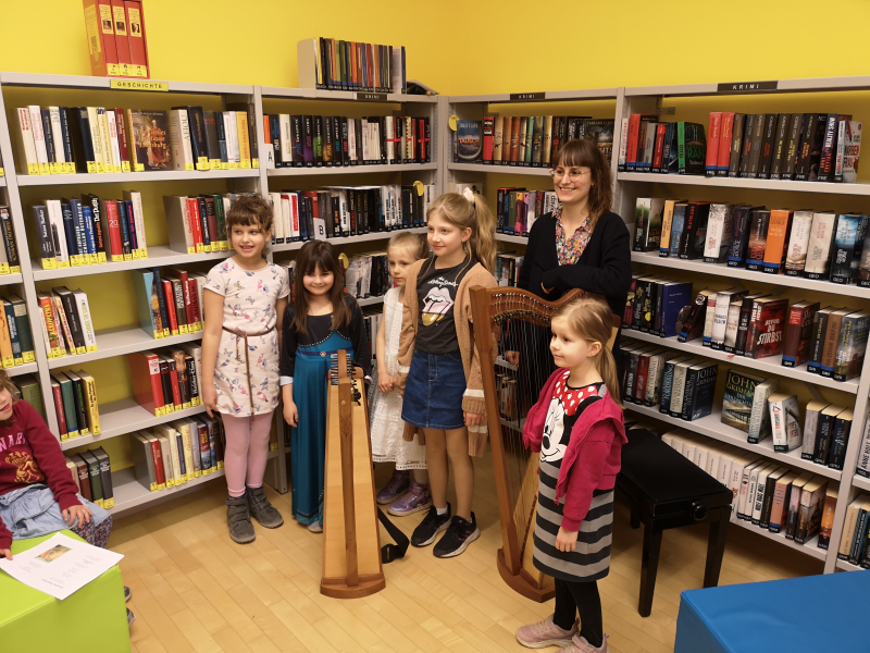 Harfenminis zu Gast in der Bücherei